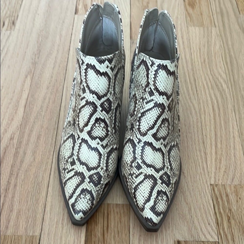 Vince Camuto Gradina Block Heel Snakeskin Ankle Boot Sz 8